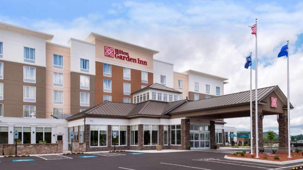 //assets.onlocationexp.com/prod/images/HGI_Hotel Exterior_16x9.jpg