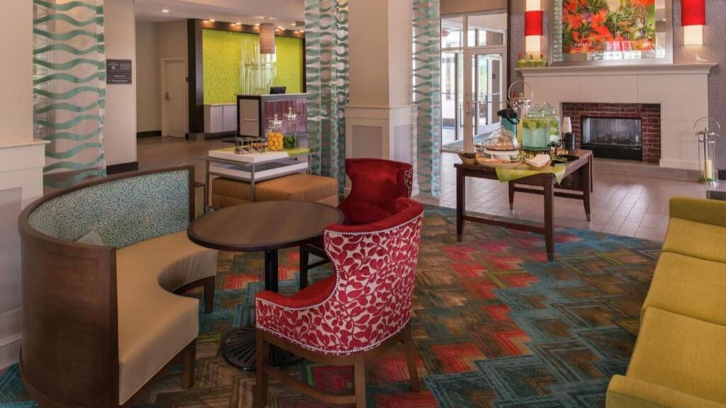 //assets.onlocationexp.com/prod/images/HGI_Hotel Lobby_16x9.jpg