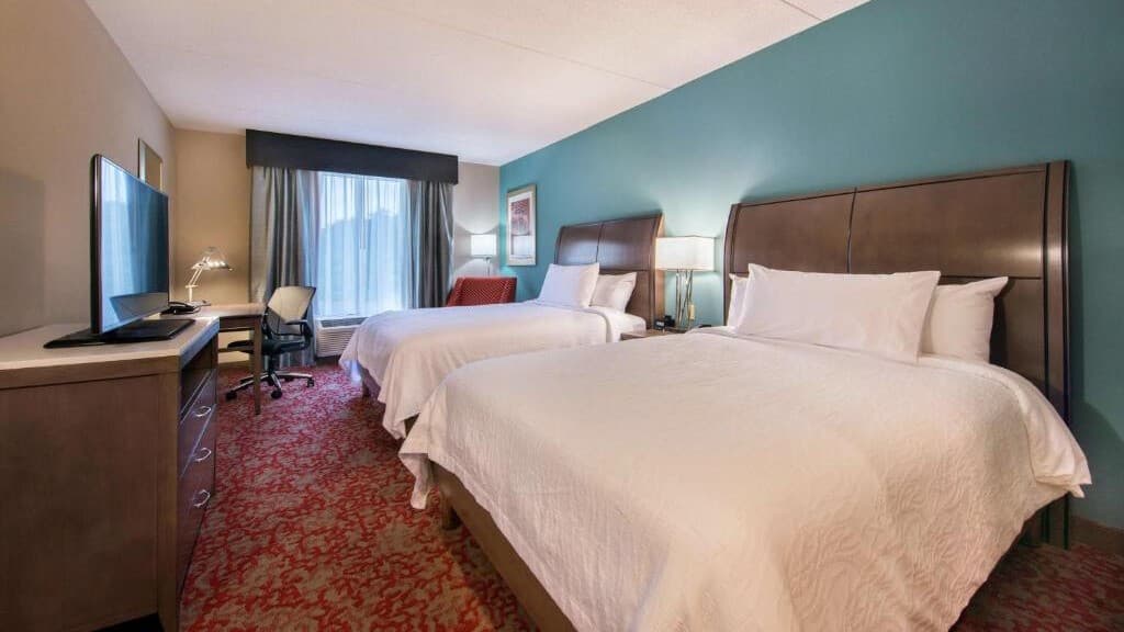 //assets.onlocationexp.com/prod/images/HGI_Hotel Room_16x9.jpg