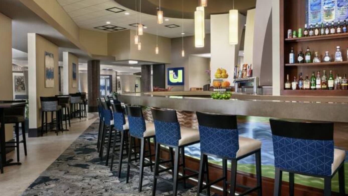 //assets.onlocationexp.com/prod/images/Hilton Altamonte Bar 16x9.JPG