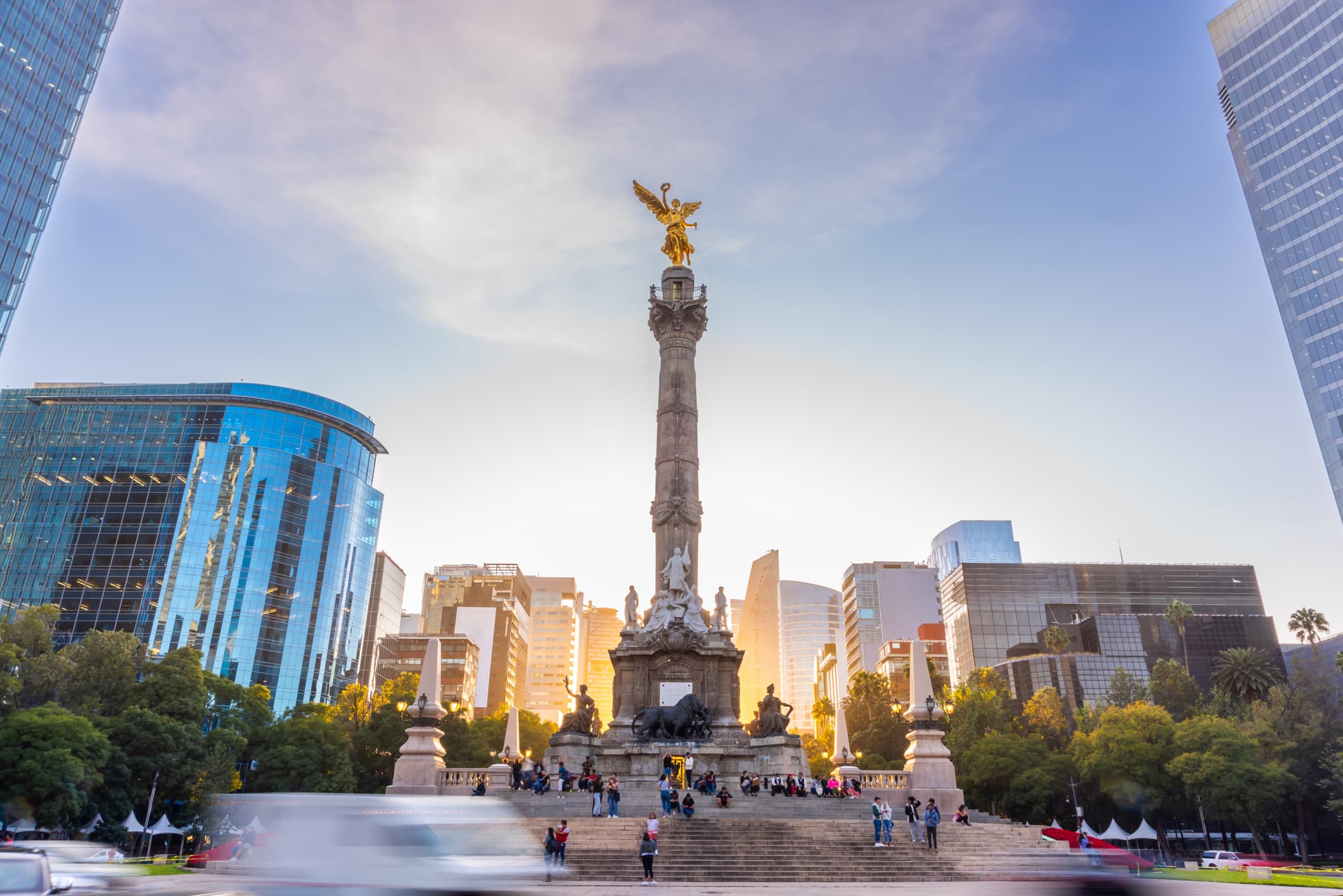 //assets.onlocationexp.com/prod/images/Mexico City Statue.jpg