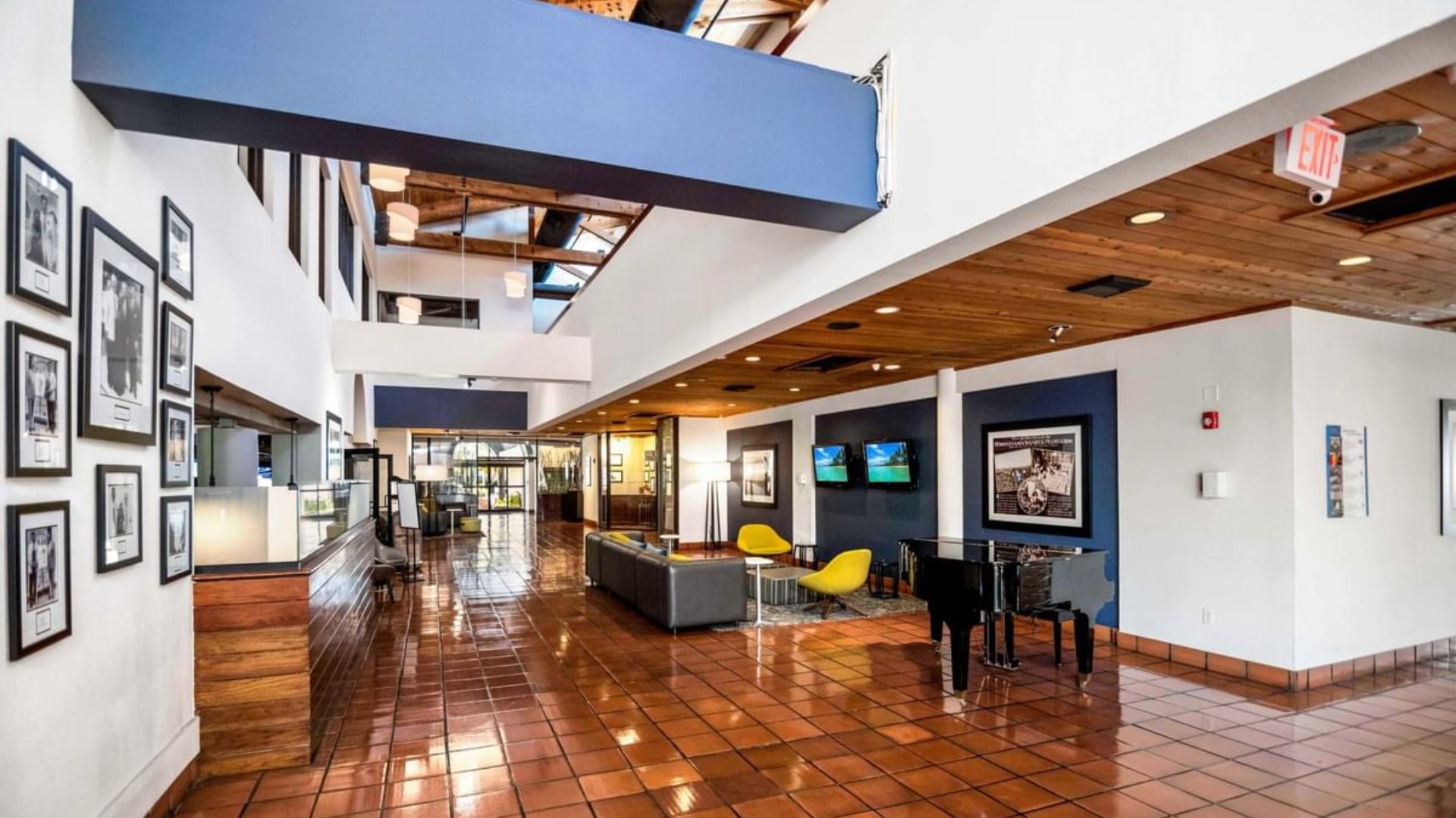 //assets.onlocationexp.com/prod/images/Miami Lakes Hotel on Main Lobby.jpg