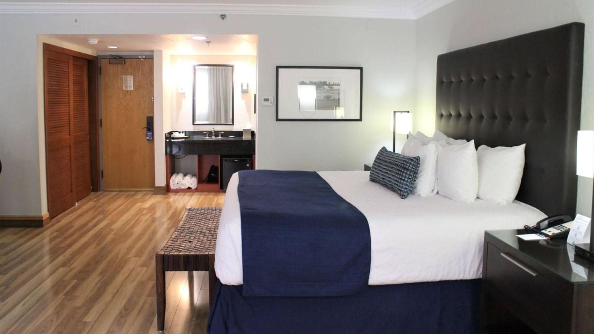 //assets.onlocationexp.com/prod/images/Miami Lakes Hotel on Main Room.jpg