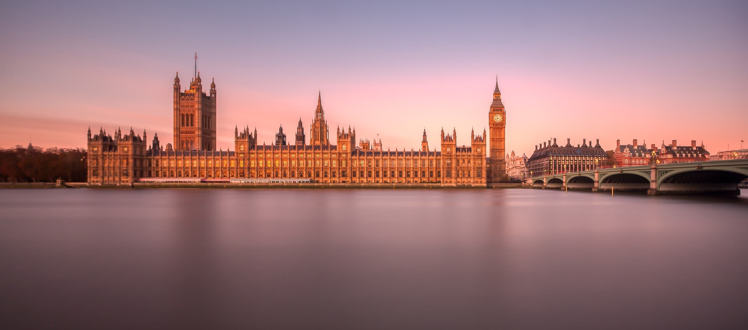 //assets.onlocationexp.com/prod/images/NFL IG London City Card 3.jpg