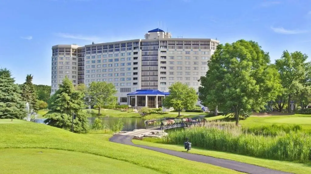 //assets.onlocationexp.com/prod/images/HiltonOakBrookHills-Exterior.jpg