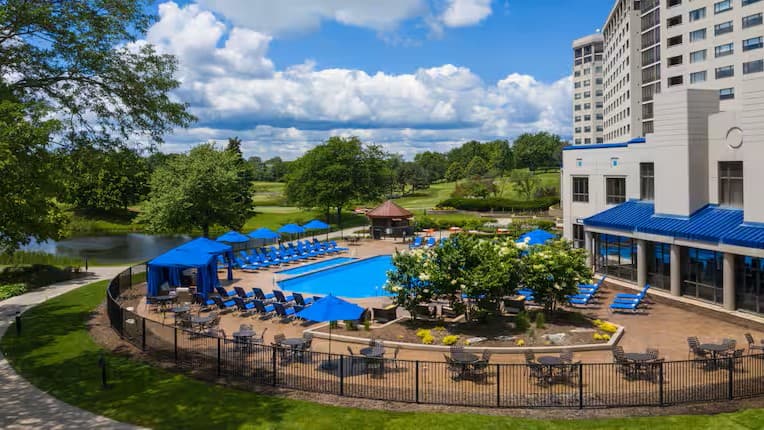 //assets.onlocationexp.com/prod/images/hilton-oak-brook-hills-pool.jpg