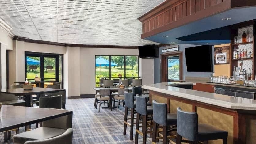 //assets.onlocationexp.com/prod/images/oak-brook-hills-resort-tin-cup-bar-and-grille.jpg